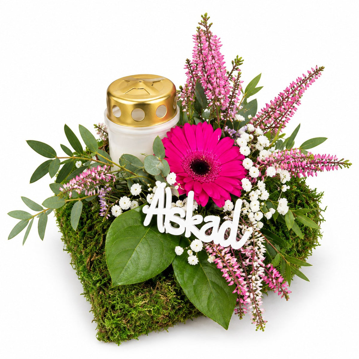 Mosshjärta med rosa gerbera och ljus